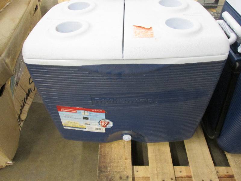 lot 51 image: 75 qt Rubbermaid rolling cooler wit...
