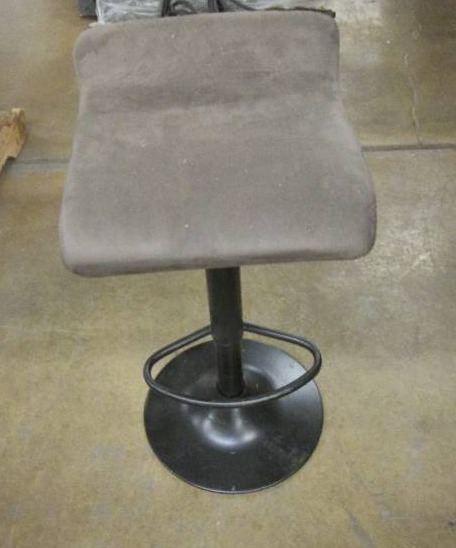 lot 58 image: Adjustable stool- doe not hold sett...