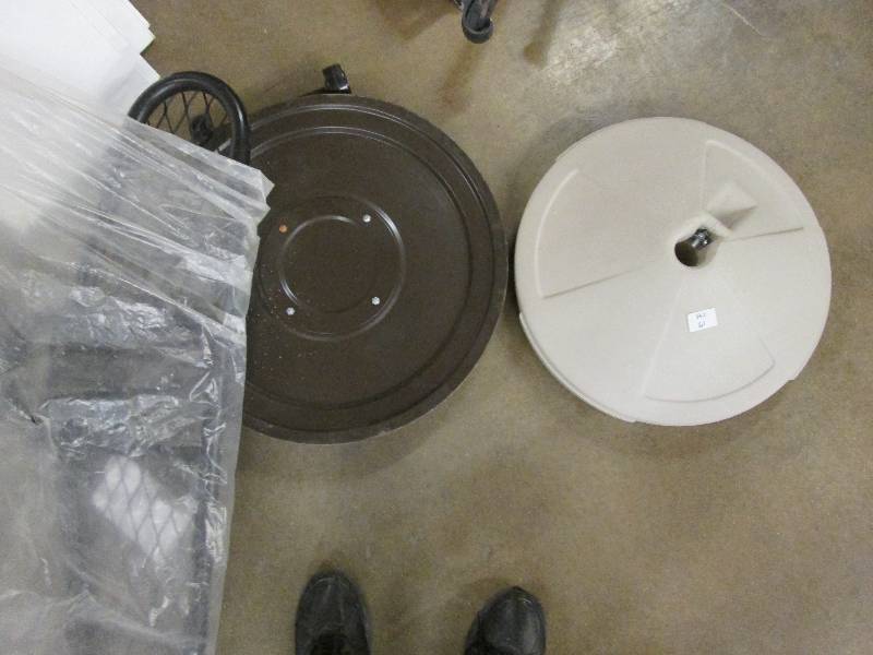 lot 61 image: Plastic umbrella base, HD wheeled m...