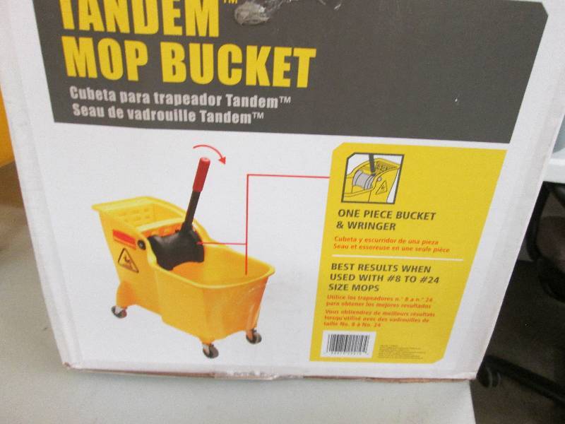 lot 76 image: Rubbermaid Tandem Mop Bucket 31 qt ...