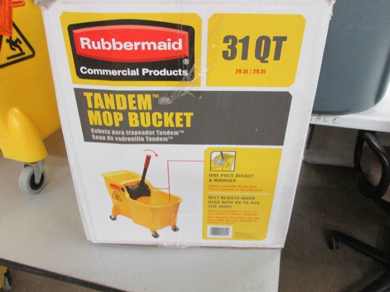lot 78 image: Rubbermaid Tandem Mop Bucket 31 qt ...