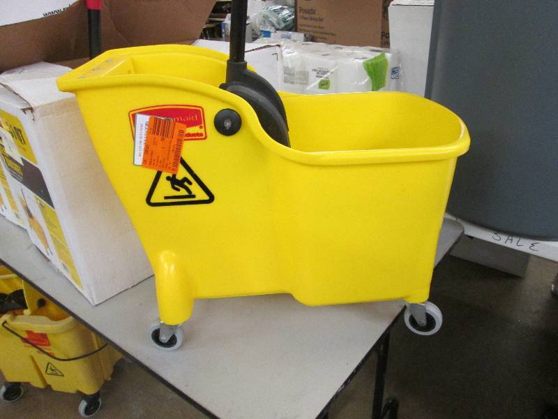 lot 79 image: Rubbermaid Tandem Mop Bucket 31 qt ...