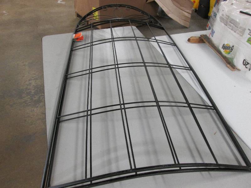 lot 88 image: Lot of 2 black metal garden screens...