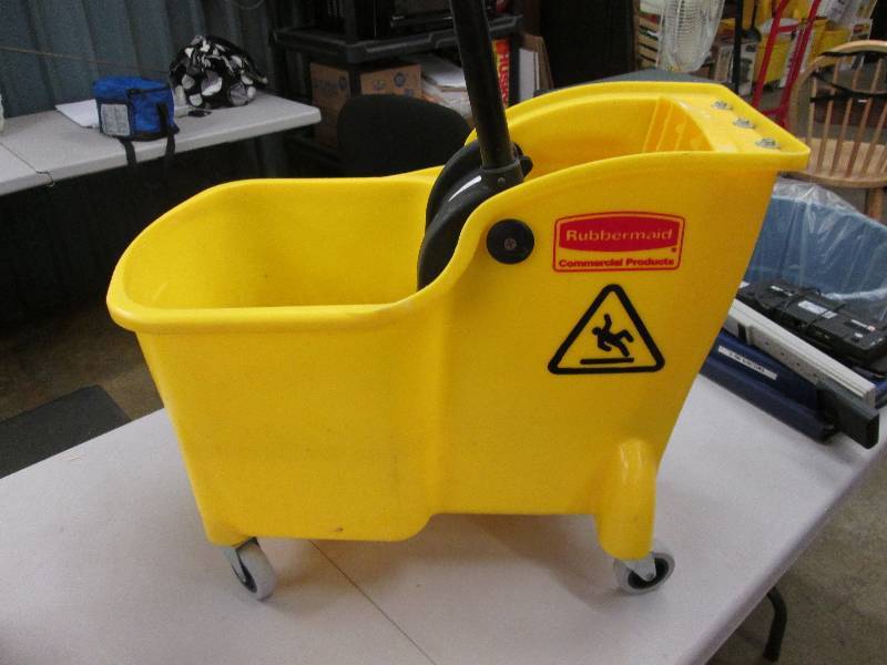 lot 93 image: Rubbermaid Tandem Mop Bucket 31 qt ...