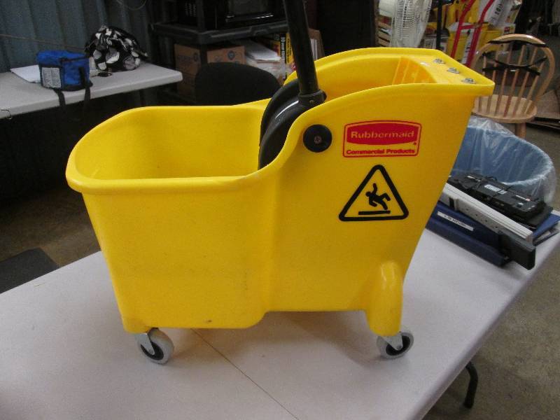 lot 94 image: Rubbermaid Tandem Mop Bucket 31 qt ...