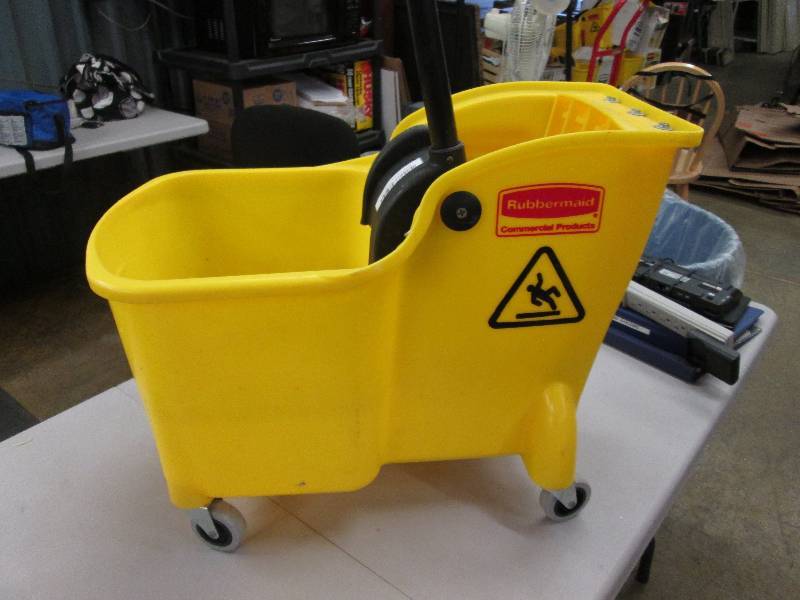 lot 95 image: Rubbermaid Tandem Mop Bucket 31 qt ...