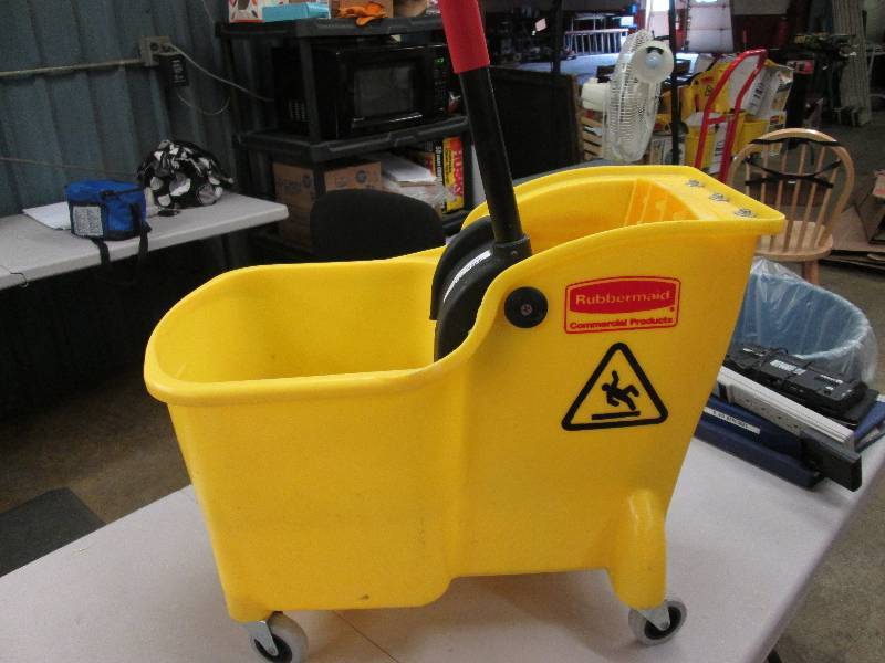 lot 96 image: Rubbermaid Tandem Mop Bucket 31 qt ...