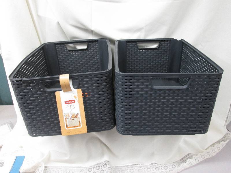 lot 104 image: Lot of 2 woven plastic totes - dama...