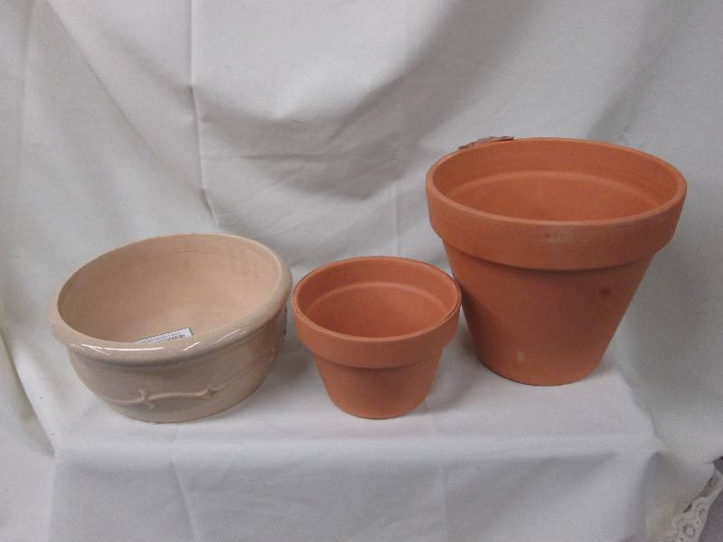lot 120 image: 2 sized clay pot - see images, tan ...