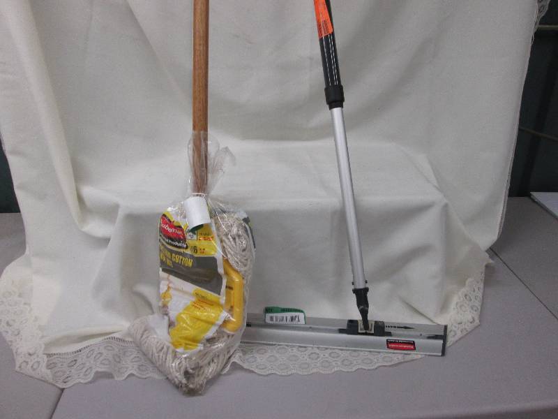 lot 139 image: Rubbermaid - Cut End Cotton Mop Kit...