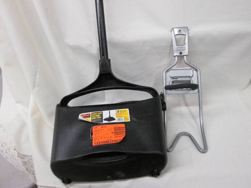 lot 143 image: Rubbermaid 11 inch upright dustpan,...