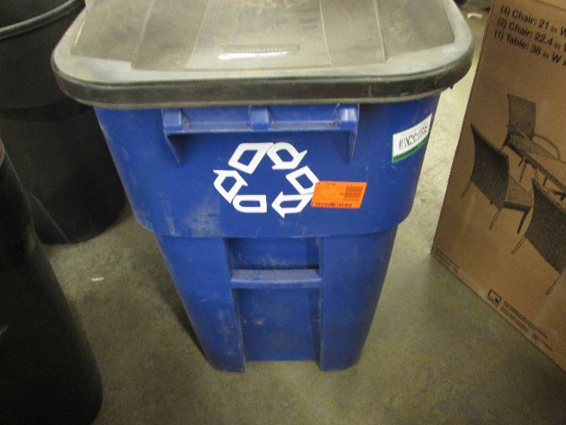 lot 147 image: Rubbermaid 50 gal blue recycler wit...