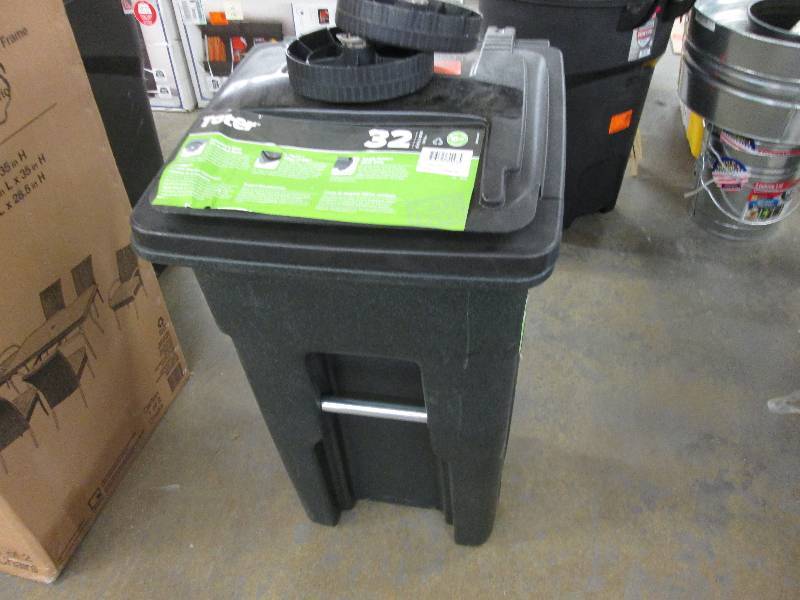 lot 149 image: Toter 32 gallon trash bin- wheels u...