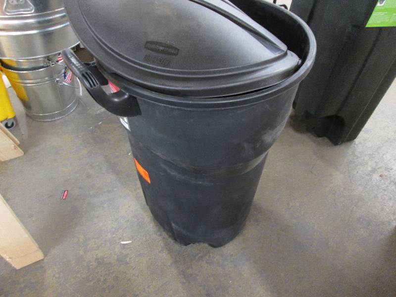 lot 150 image: Rubbermaid Roughneck 32 gal one-han...