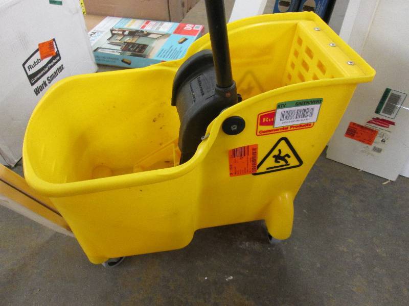 lot 155 image: Rubbermaid Tandem Mop Bucket 31 qt...