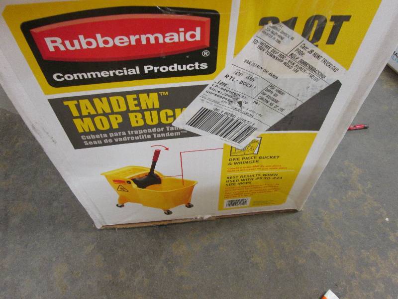 lot 156 image: Rubbermaid Tandem Mop Bucket 31 qt...