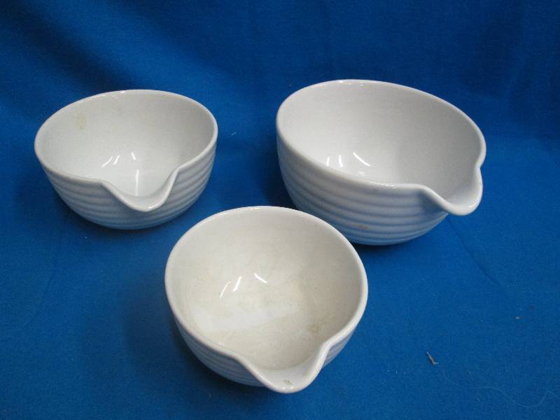 Lot of 3 matching serving bowls wit...