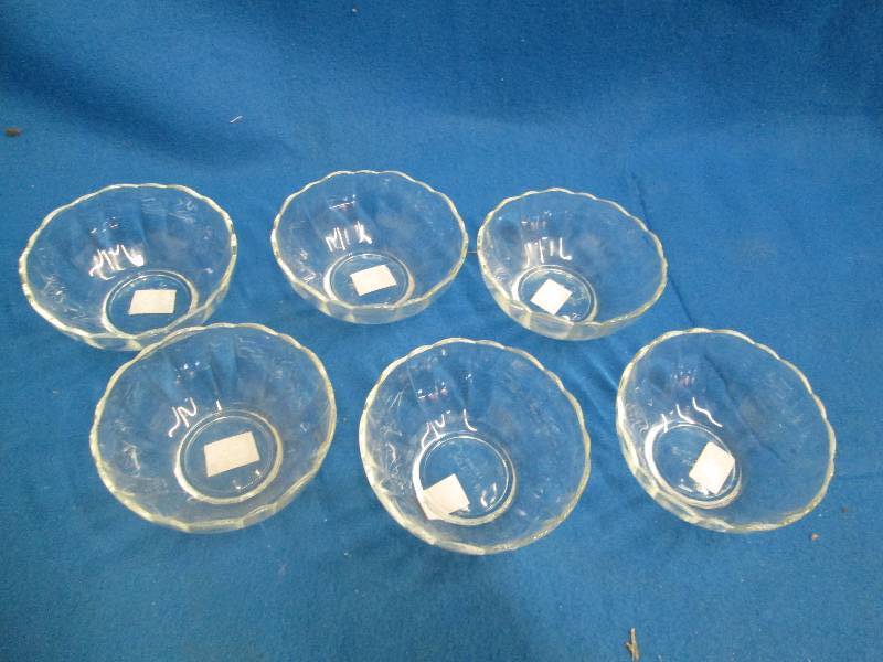 Lot of 6 custerd cups with decorate...