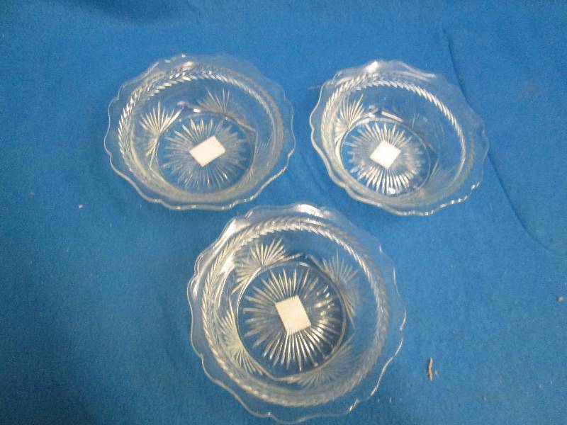 Lot of 3 decorted small bowls ...