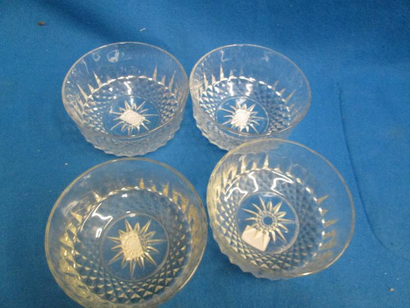 Lotof 4 small decorated dessert bow...