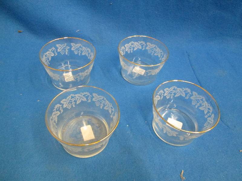 Lot of 4 decorated dessert bowls wi...