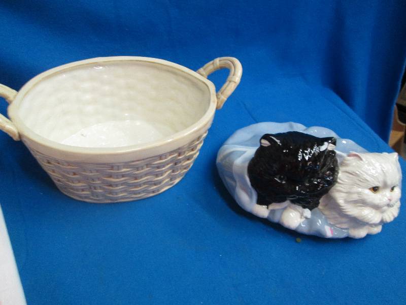 Glass basket with kittens in blanke...