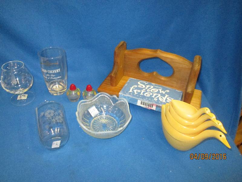 Geese measuring cups, salt and pepp...