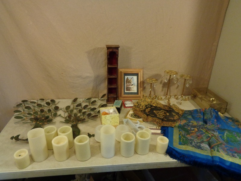 lot 173 image: Flameless Candles and Decor