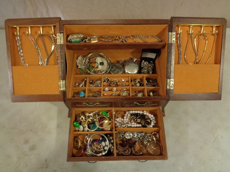 lot 3 image: Jewelry Box with Contents