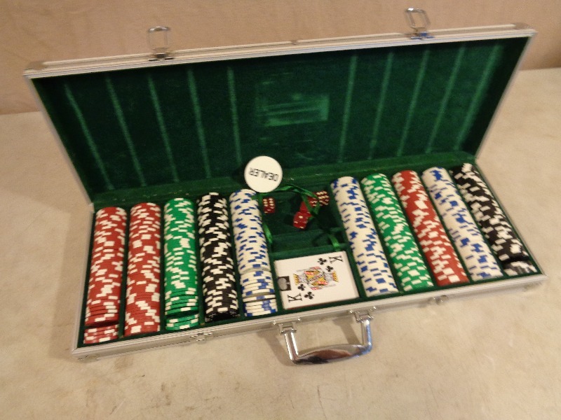 lot 26 image: Large Poker Set