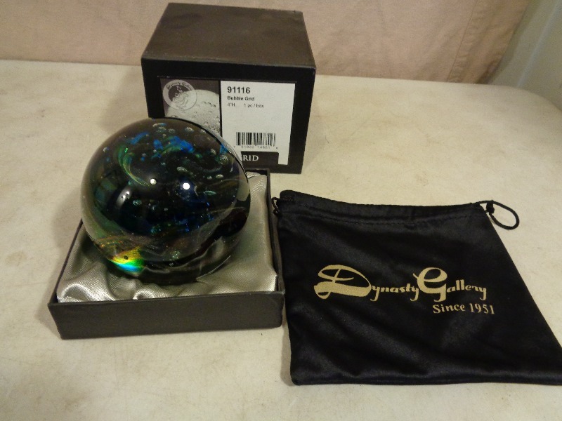 lot 36 image: Dynasty Gallery Glass Ball