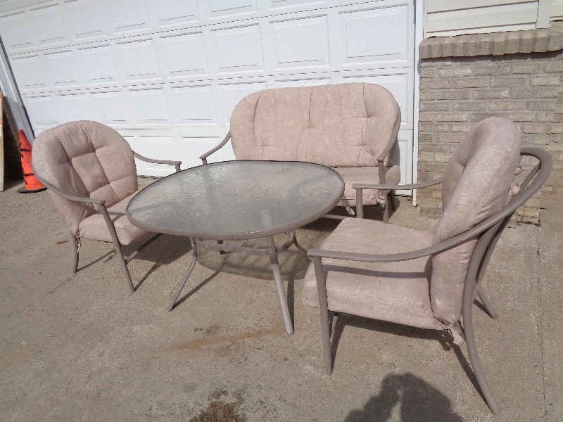 lot 21 image: Patio Furniture