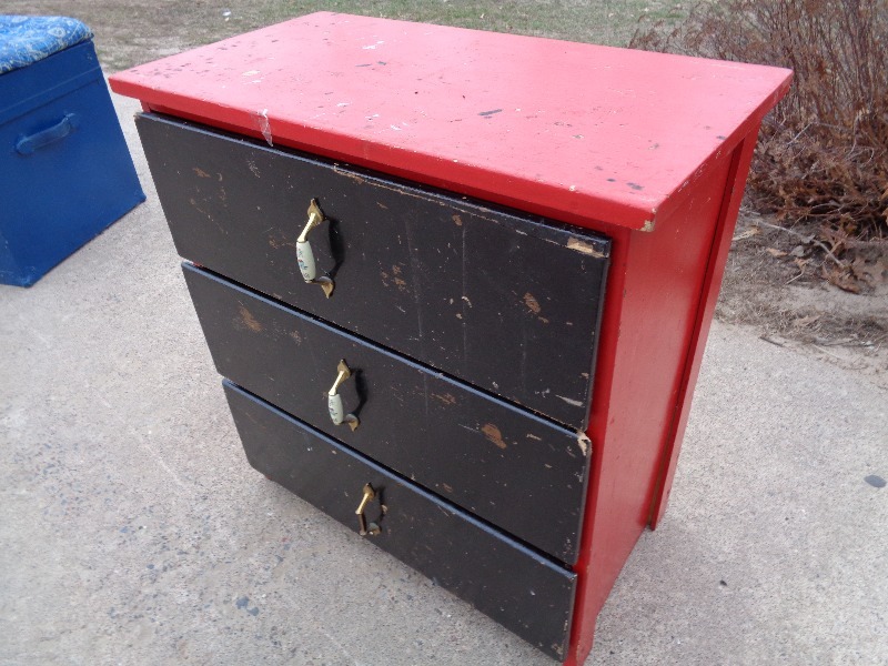 lot 119 image: Small 3 Drawer Dresser