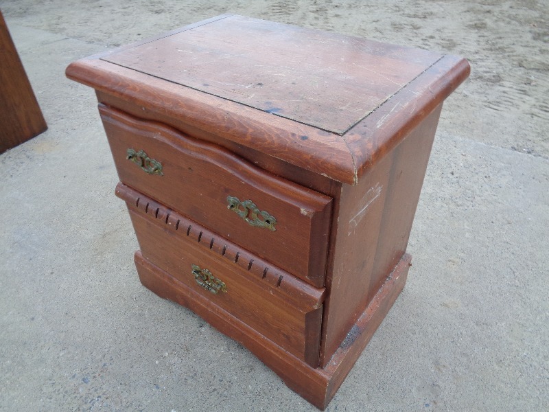 lot 123 image: 2 Drawer Night Stand