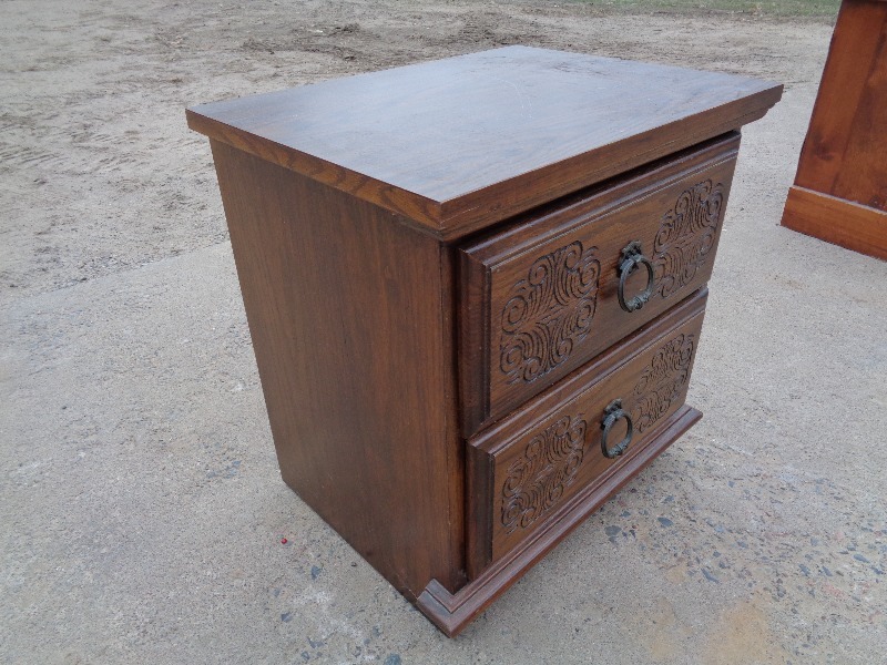 lot 125 image: 2 Drawer Night Stand