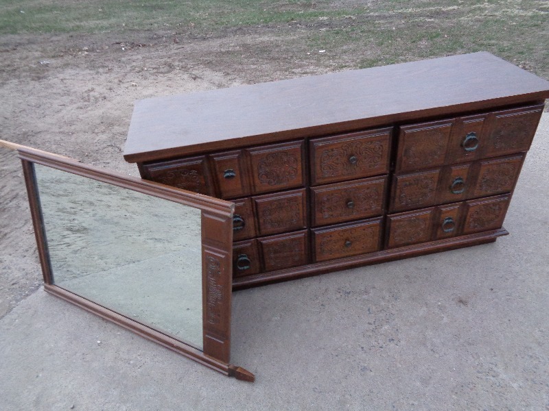 lot 124 image: 9 Drawer Dresser with Mirror