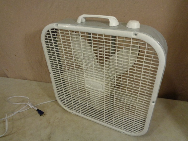 lot 139 image: 3 Speed Box Fan