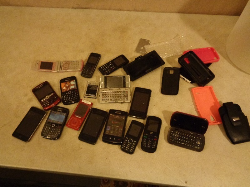 lot 141 image: Ipod, Cell Phones, Cases