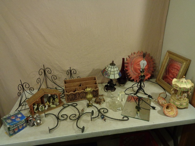 lot 166 image: Household Decoration