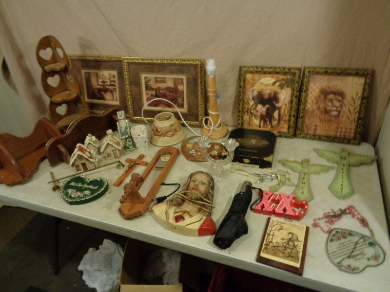 lot 171 image: Household Decorations