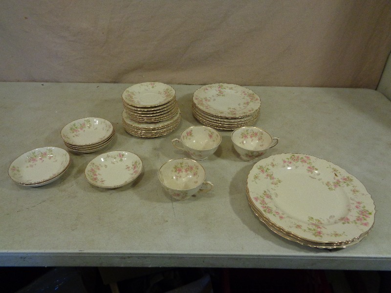 lot 181 image: China Set