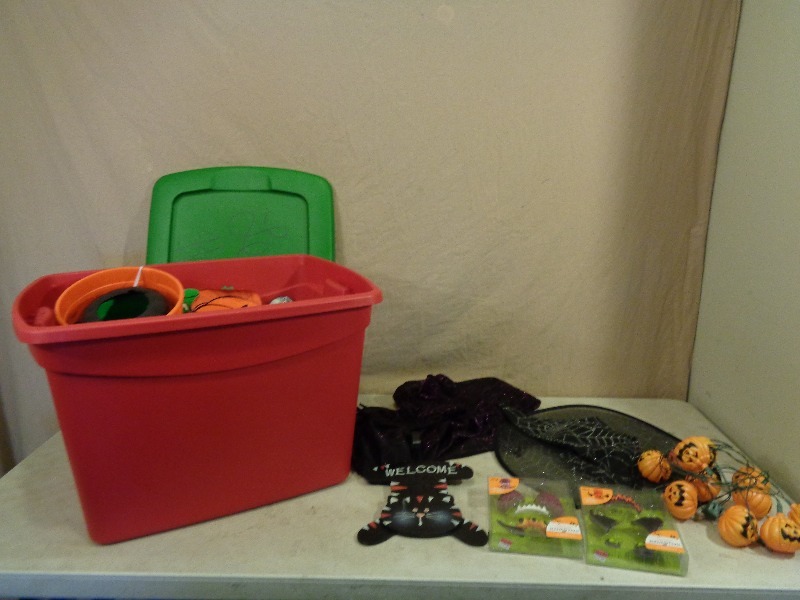 lot 187 image: Tote with Lid Full of Halloween Decor