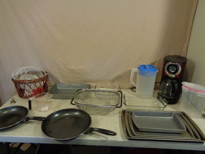 lot 200 image: Kitchen Items