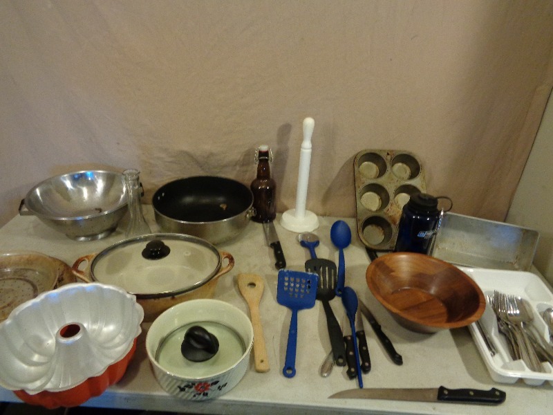 lot 201 image: Kitchen Items