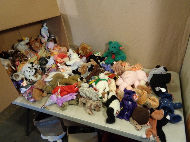 lot 203 image: Large Lot of Beanie Babies and More