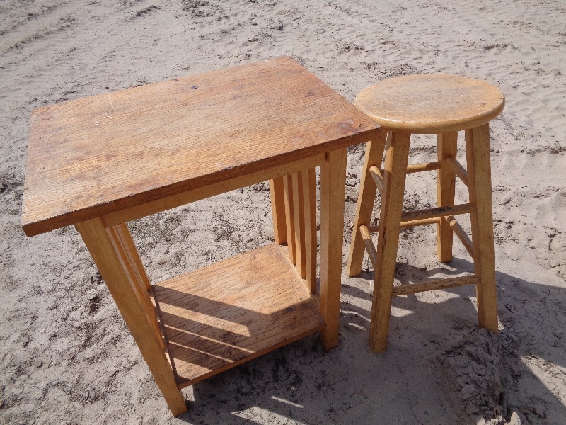 lot 131 image: End Table and Stool