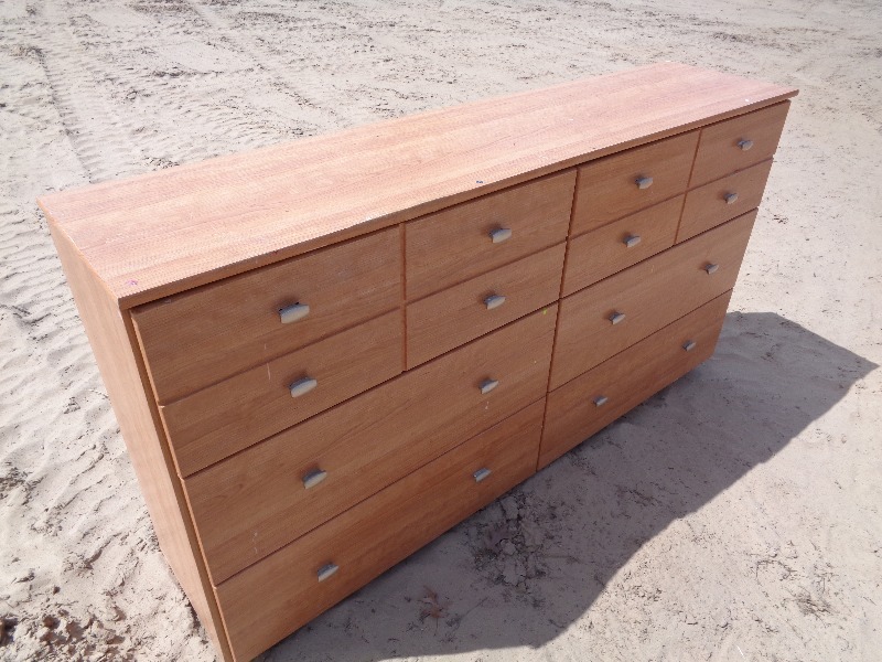 lot 132 image: 6 Drawer Dresser