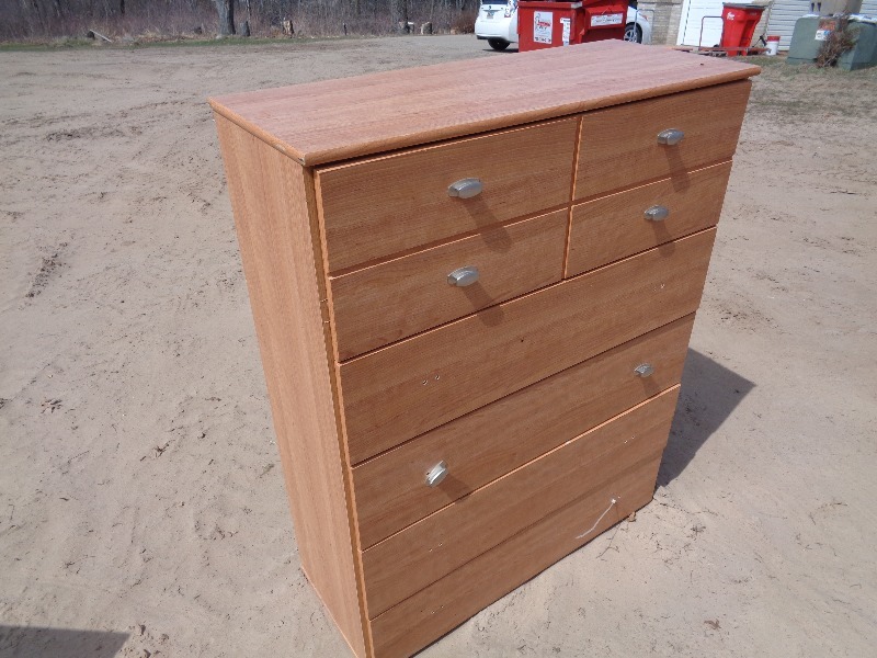 lot 133 image: 5 Drawer Dresser