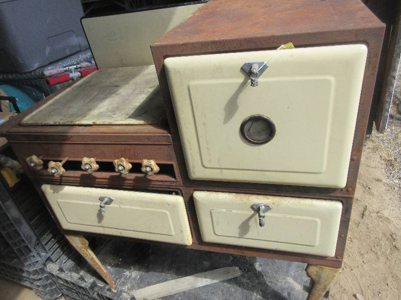 VINTAGE GAS STOVE