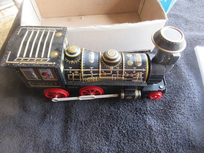 BATTERY OPERATED PIONEER LOCOMOTIVE